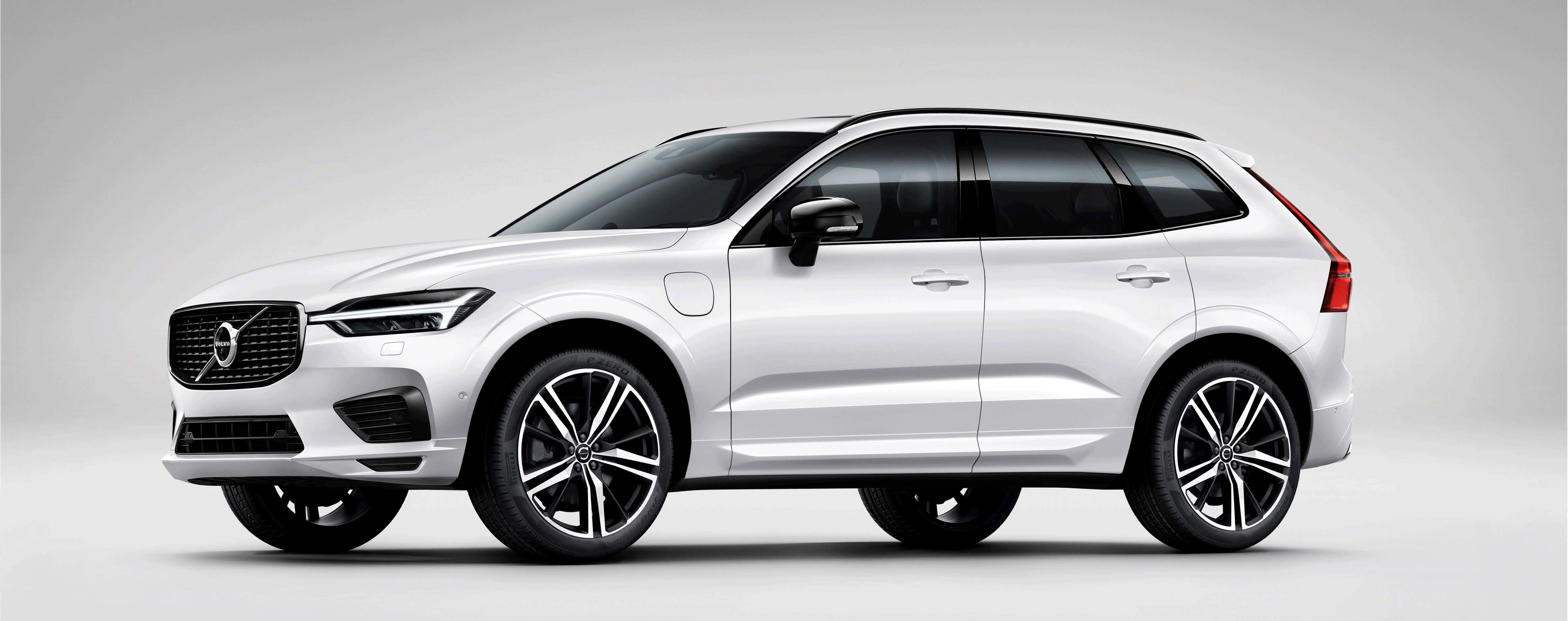 white 2021 Volvo XC60